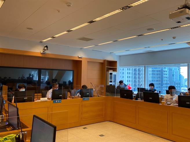 台中市议会法规委员会今天针对《重大空气污染管制自治条例》逐条审查后，主席何敏诚决议保留。（张亦惠摄）