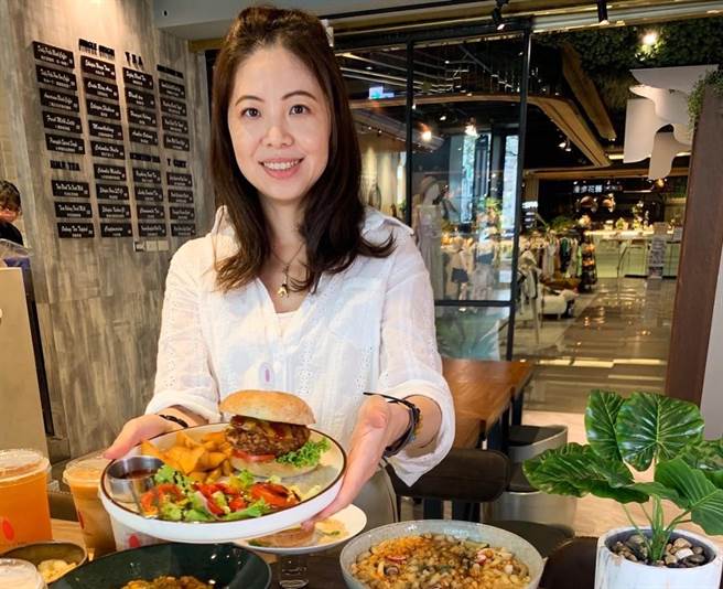 欧棒植物系蔬食手冲咖啡馆入驻台中金典，全天供应手冲咖啡蔬食餐点，让消费者体验不一样的蔬食。（冯惠宜摄）