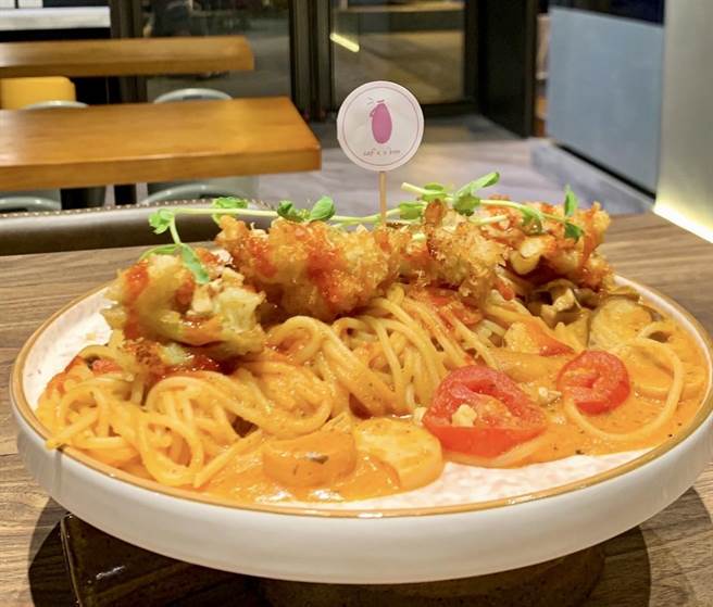 欧棒咖啡进驻台中金典绿园道一楼，店内全天候供餐，更以咖啡入菜，别具特色。（冯惠宜摄）