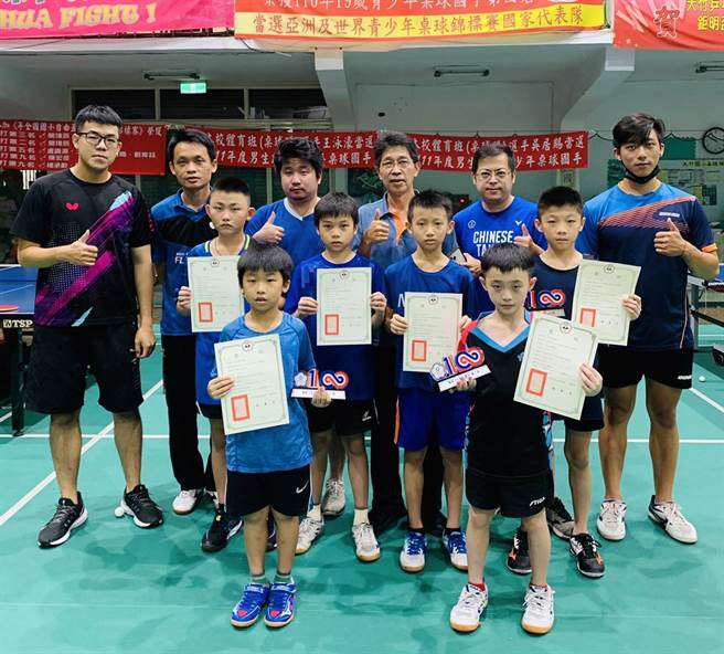大竹国小桌球队参加111年少年桌球国手选拔暨排名赛，选手卢识渊（第2排左2）、吴居赐（第二排左1)、王泳濠（第二排右2）获选国手。（校方提供／吴建辉彰化传真）