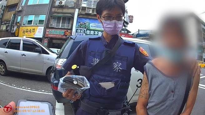 基隆市警察局第三分局7日中午，在热心民眾协助下，顺利以现行犯逮捕惯窃陈嫌。（基隆市警察局提供／张志康基隆传真）