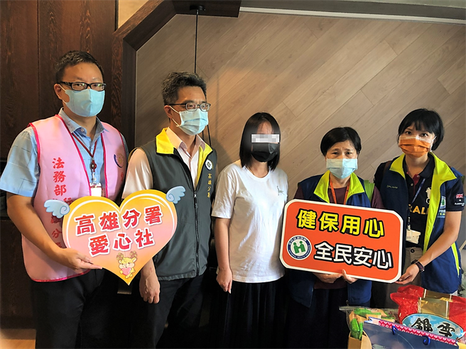 中央健康保险署高屏业务组主动瞭解刘女的情况，并与法务部行政执行署高雄分署到府关怀，协助刘女士申请补助。（健康保险署高屏组提供／杨舒婷高雄传真）
