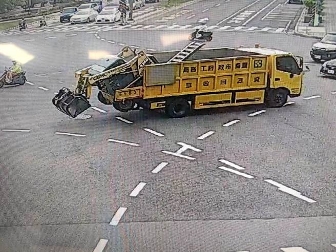 「山猫」掉落于海安路三段及临安路二段口。(警方提供／曹婷婷台南传真)