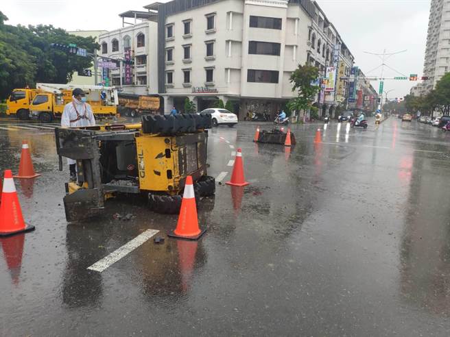 「山猫」掉落于海安路三段及临安路二段口。(警方提供／曹婷婷台南传真)