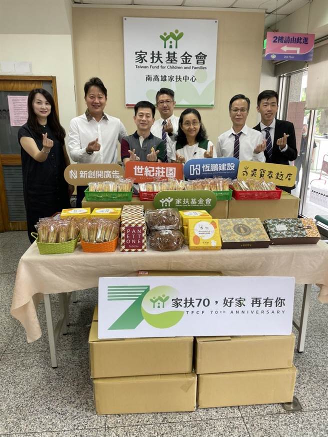 秋节前夕恒鹏建设经理游鸿达(左3)特别造访南高雄家扶中心，为家扶成员送上祝福。（柯宗纬翻摄）