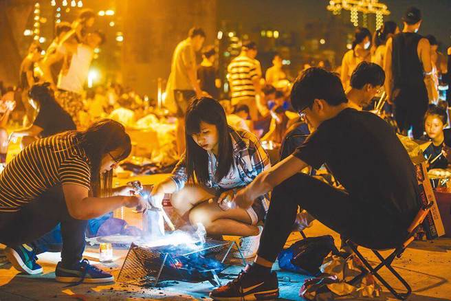 中秋连续假期将展开，将是民眾揪团烤肉时节。( 示意图/ Shutterstock )
