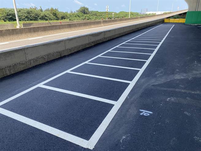 大园机车考照练习场旁画有机车停车位。（蔡明亘摄）