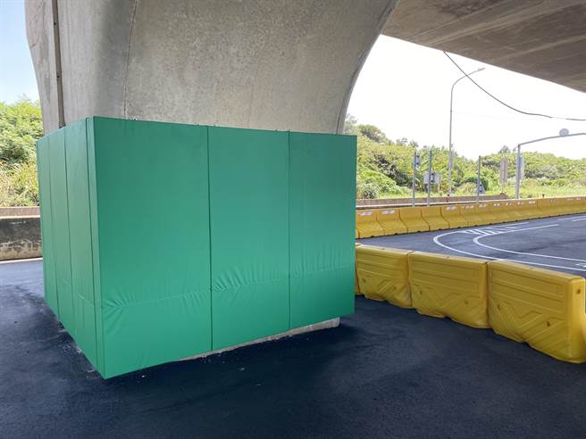 为保护练习民眾安全，公所也在桥墩装设软垫，并以护栏包围练习场。（蔡明亘摄）