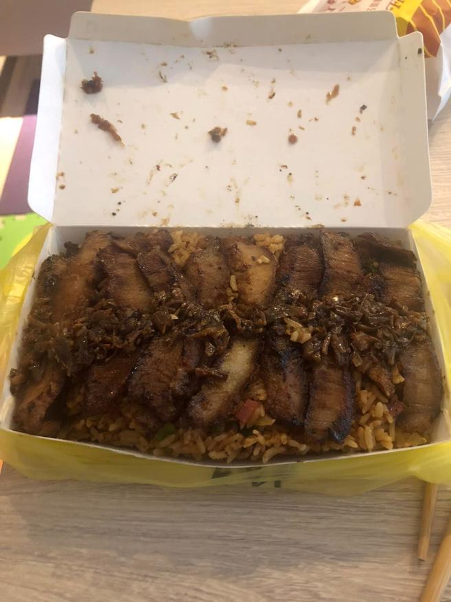 网友打开外送餐点，暗黑的真面目让她相当傻眼。（翻摄自爆料公社脸书）