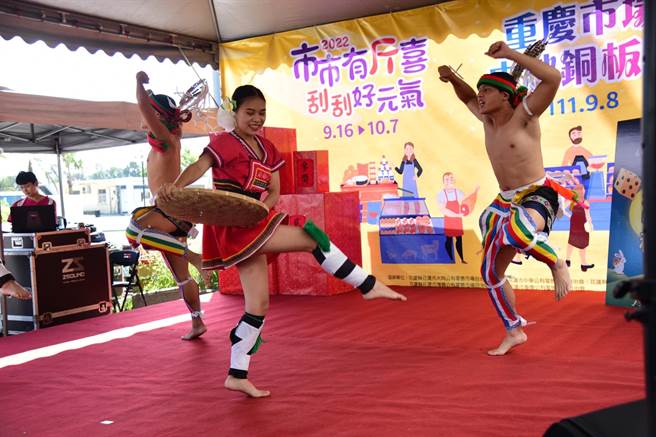花莲市公所推出公有市场「市市有斤喜，刮刮好元气」促销活动，在原住民舞蹈中，炒热气氛。（花莲市公所提供）