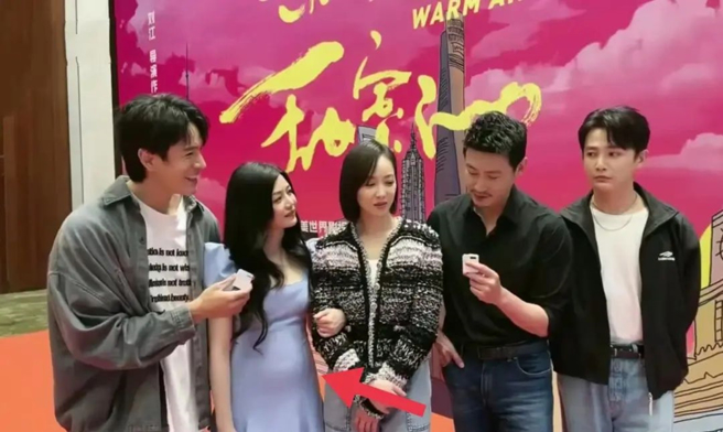 陈妍希在拍戏杀青活动上，被网友认为她发福了，小腹微凸像是怀二胎。(图/ 摘自新浪娱乐微博)