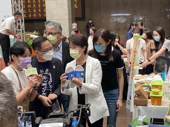 无党籍台北市长参选人黄珊珊今下午参加活动，与活动方讨论活动产品。（陈薏云摄）