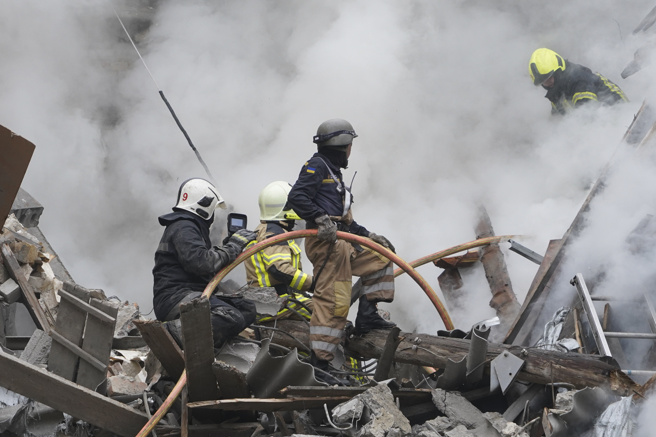 乌克兰东北部哈尔科夫（Kharkiv）9月6日遭俄军火箭弹攻击后，乌克兰消防人员忙着救火。（美联社）