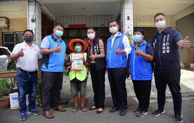 南投县环保局长李易书（左二）、立委许淑华（中），8日关怀资源回收个体业者。（南投县政府提供／廖志晃南投传真）