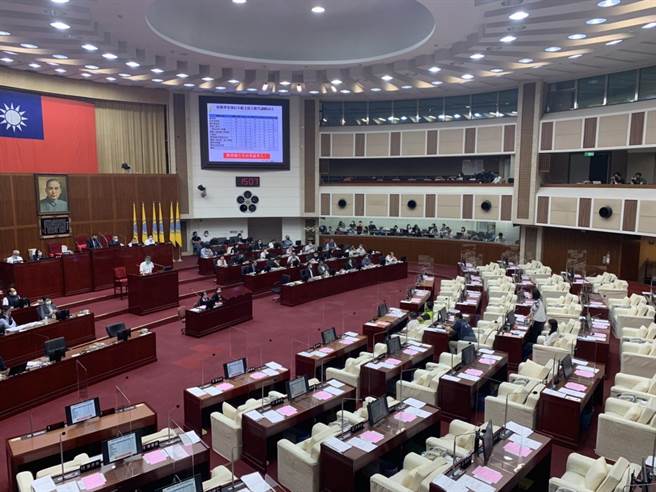 台北市长柯文哲8日下午赴台北市议会答询。（黄婉婷摄）