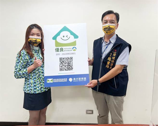 清水服务区经环保局审核，取得国道首张优良级空品标章认证，中秋连假经过清水服务区旅客，全都可享受到清新的好空气。（新东阳提供）