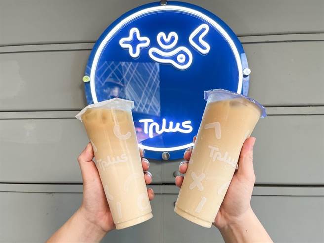 Tplus茶加限时祭出买一送一活动，出示LINE会员Qrcode或会员电话号码，买「金凤乌龙拿铁」，第二杯由店家招待。（继光香香鸡提供）