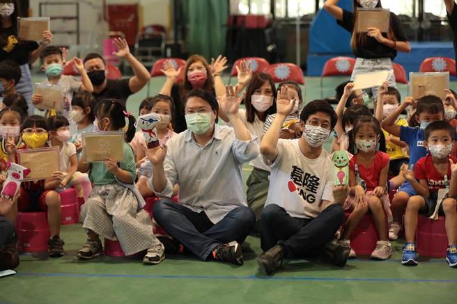 基隆市长林右昌与暖暖附幼的幼童们，共同观赏舞蹈剧《奈勒斯》，并且听取幼童的心得。（基隆市文化局提供／张志康基隆传真）