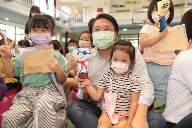 基隆市长林右昌与暖暖附幼的幼童们，共同观赏舞蹈剧《奈勒斯》，并且听取幼童的心得。（基隆市文化局提供／张志康基隆传真）