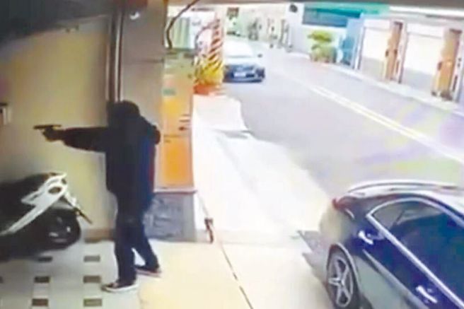 新竹市8月30日发生枪击案，治安败坏让民眾直呼「只剩我没枪？」（翻摄自黑色豪门企业）