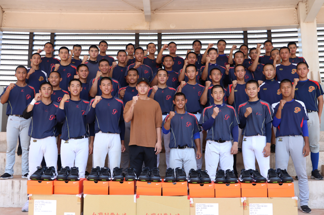 台钢雄鹰「状元郎」曾子佑回馈母校平镇高中60双运动鞋。（启程国际运动行销提供）