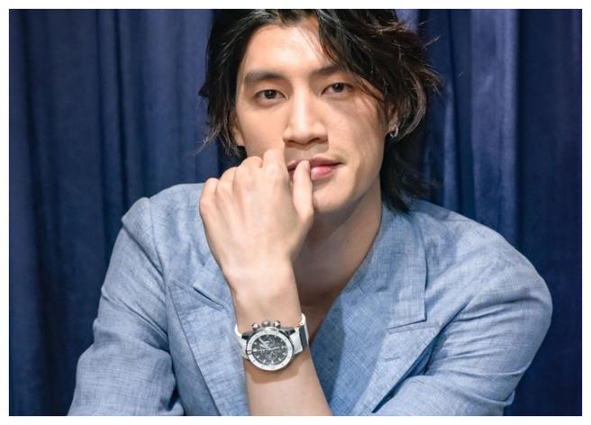 〈与鲨鱼接吻〉罗宏正 吻上了雅典表（Ulysse Nardin提供）