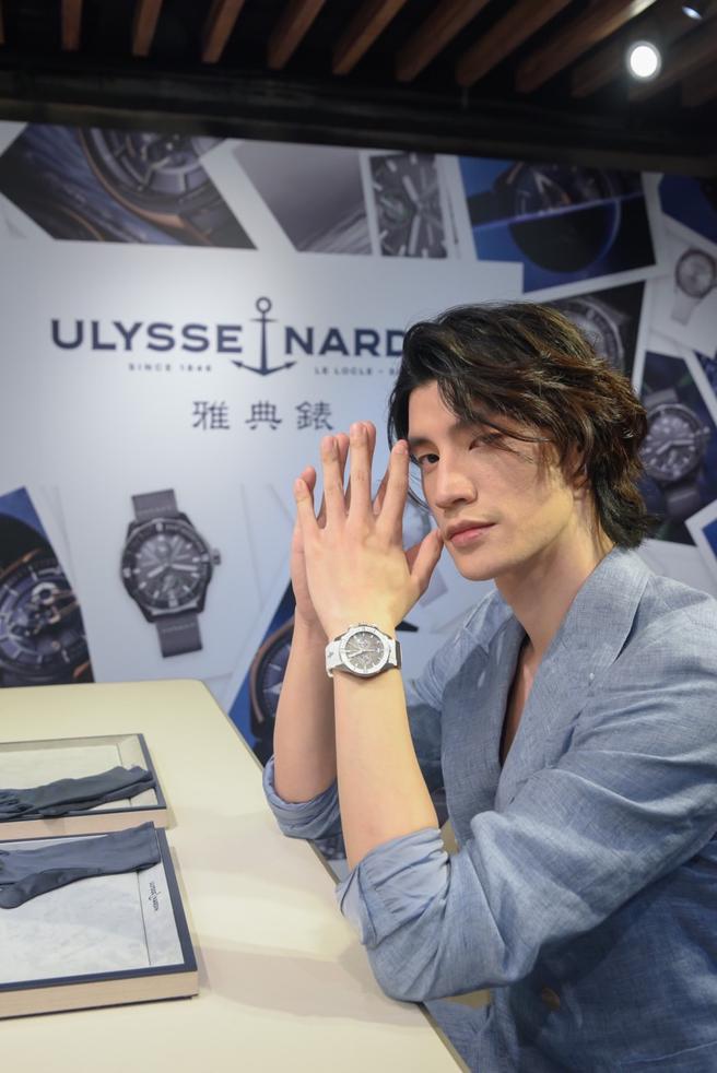 罗宏正配戴雅典表潜水系列计时码表大白鲨限量款，呼应他的成名作品〈与鲨鱼接吻〉。（Ulysse Nardin提供）