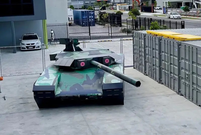 模拟俄罗斯T-90的无人坦克，2个「红眼睛」是致敬T-90的红外线干扰器。(图/Gaardtech)