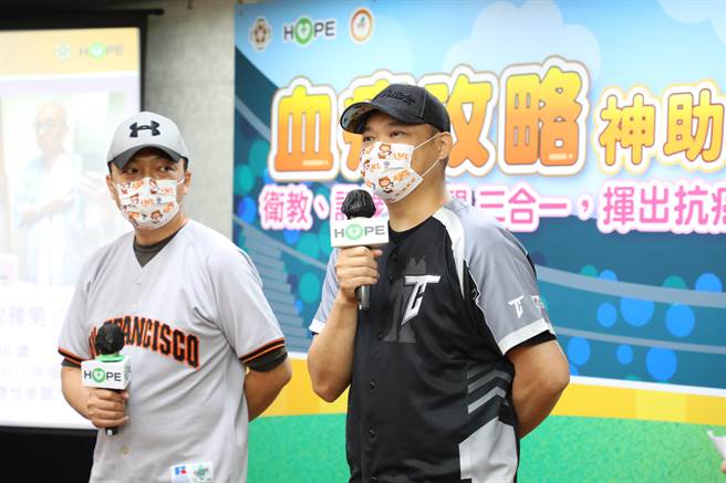 前职棒球星潘忠韦（右）2019年12月确诊急性淋巴性白血病，经歷将近1年的治疗，今年重返棒球主播台。（癌症希望基金会提供）