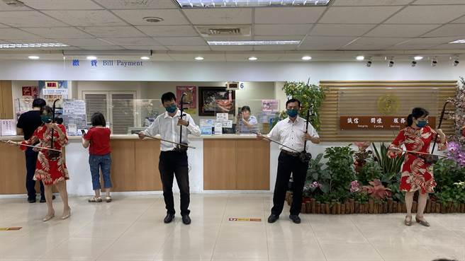 二胡演奏家蔡孟暾与学员中秋前夕在台电北南区处服务中心快闪演出。（台电台北南区营业处提供）