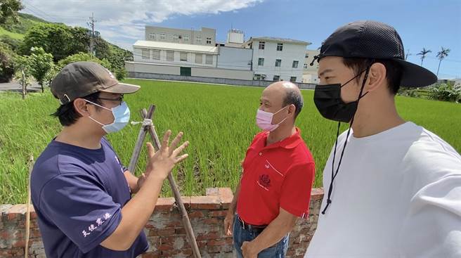 宥胜向有机农友请益。（喜鹊娱乐提供）