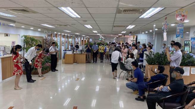 二胡演奏家蔡孟暾与学员中秋前夕在台电北南区处服务中心快闪演出。（台电台北南区营业处提供）