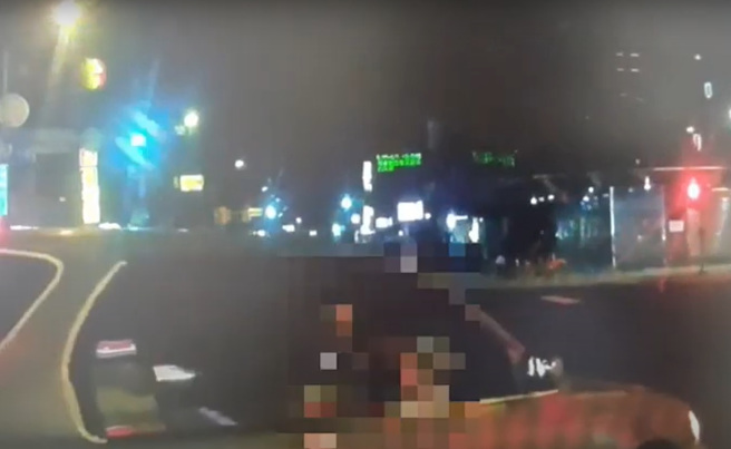 北市一起行车纠纷，男子遭开枪「鼠蹊部中弹」，还下车拍打对方车辆理论。（翻摄影片）
