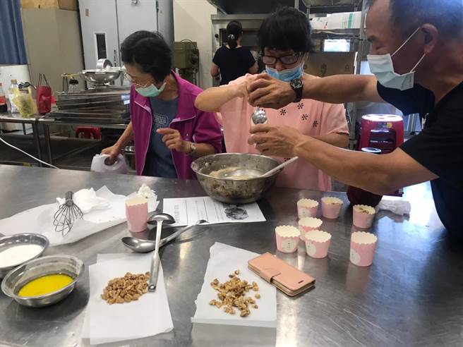 金大乐龄大学课程规画多元化，包含「葡萄酒赏析」、「芳香精油疗法」内容丰富。（金大提供）