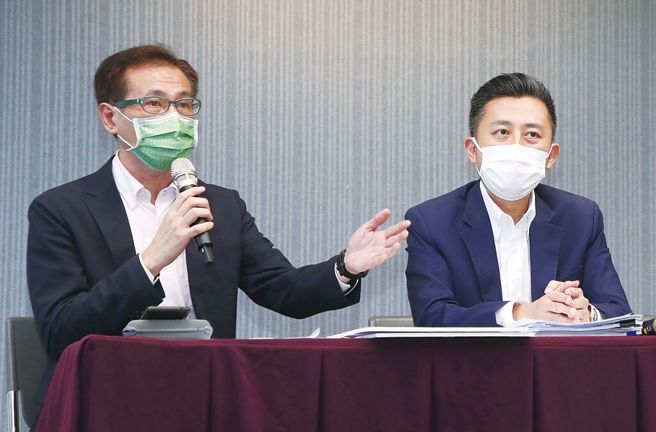 林智坚(右)论文案是否引发外溢效应，持续受到瞩目。左为郑运鹏。(资料照片)