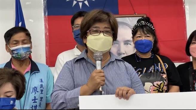 罗东镇长吴秋龄8日开记者会，质疑检调单位选择性办案「办蓝不办绿」，明显是政治操作。（民眾提供／吴佩蓉宜兰传真）