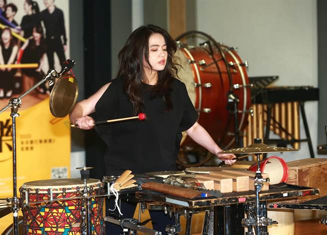 朱宗庆打击乐团举行记者会，为戴含芝音乐会《Momento》进行宣传，戴含芝也在现场演出。（陈信翰摄）