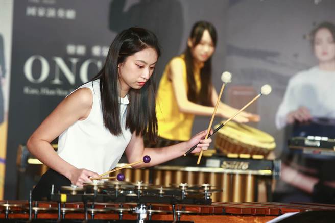 朱宗庆打击乐团举行记者会，除了为戴含芝、高瀚谚两人的独奏会宣传外，也推出二团音乐会「青春展击」与「击乐旅伴」。现场演出「青  春展击」的精彩片段，成员们默契十足的搭配下，以各自擅长的曲风，加上多样化乐器的组合，碰种出不同音乐能量。（陈信翰摄）