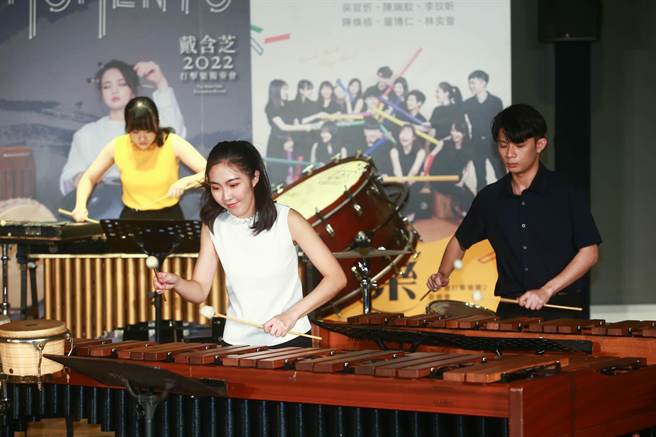 朱宗庆打击乐团举行记者会，除了为戴含芝、高瀚谚两人的独奏会宣传外，也推出二团音乐会「青春展击」与「击乐旅伴」。现场演出「青  春展击」的精彩片段，成员们默契十足的搭配下，以各自擅长的曲风，加上多样化乐器的组合，碰种出不同音乐能量。（陈信翰摄）