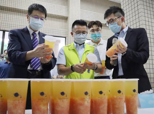 在农业委员会农粮署辅导下，嘉义大学食品科学系在兰潭校区正式成立柚子研究中心，8日记者会也同步展出手摇饮业者搭配时令季节新鲜果肉的成品。（吕妍庭摄）