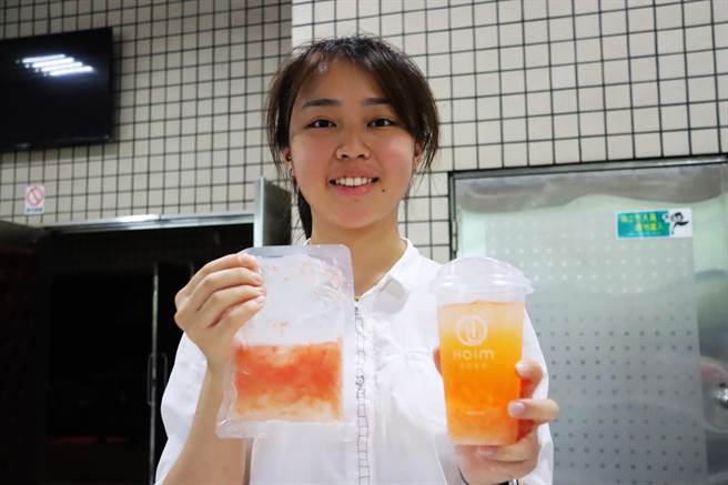 在嘉义大学柚子研究中心成立记者会上，有业者展示鲜果加工技术，只要打开包装，就是一杯新鲜柚子果汁。（吕妍庭摄）