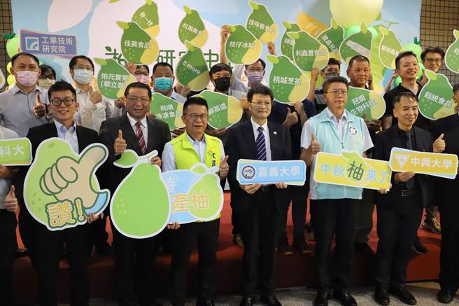 在农委会农粮署支持下，嘉义大学食品科学系跨校合作，成立柚子研究中心。（吕妍庭摄）