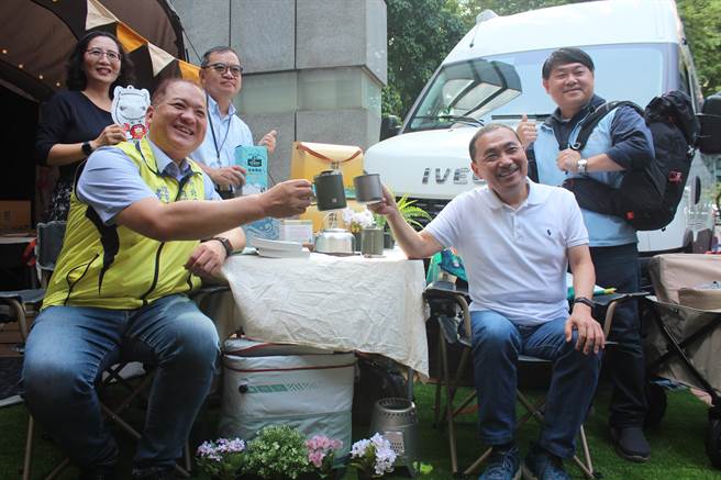 新北市政府推出「新北购游趣」振兴方案，在新北消费满300元登录发票有机会抽中300万元露营车，新北市长侯友宜出席活动推广行销。（陈慰慈摄）
