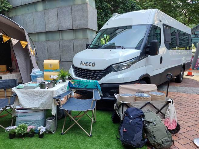 新北市政府推出「新北购游趣」振兴方案，在新北消费满300元登录发票有机会抽中300万元露营车。（陈慰慈摄）