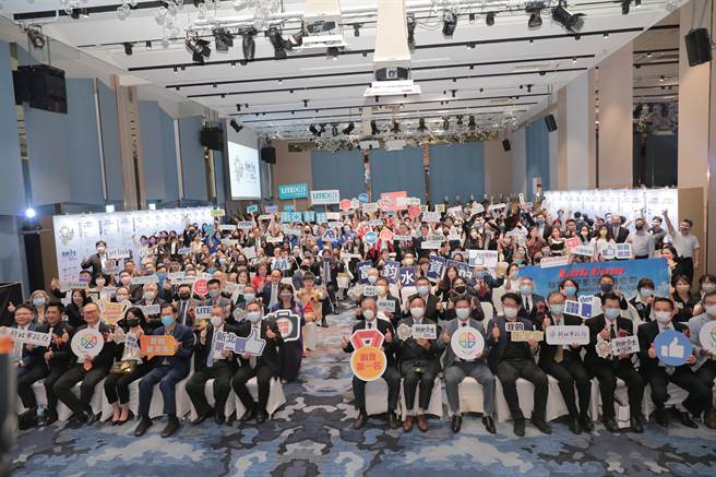 首届「新北企业精典奖暨女杰奖」今举办颁奖典礼。（李奇叡摄）