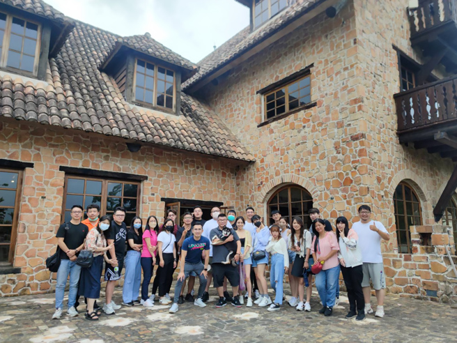 团队去年底开出永义房屋逢甲至善国中加盟店，好绩效让蔡叔朋讚赏：站在巨人肩膀上的永义房屋，是一个不输永庆不动产的创业好选择。图片／永庆房产集团提供