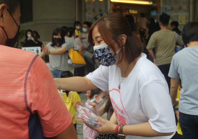 中秋节前夕，国民党高雄市第8选区新兴前金苓雅区市议员参选人许采蓁，8日特地前往幼儿园分送口罩给下课要回家的小朋友。（柯宗纬翻摄）