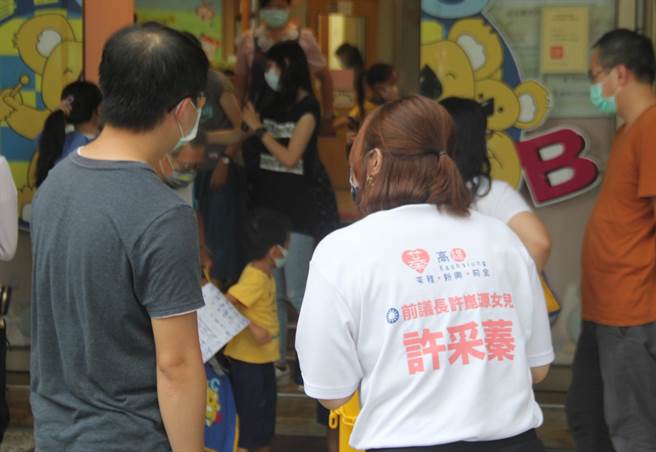 中秋节前夕，国民党高雄市第8选区新兴前金苓雅区市议员参选人许采蓁，8日特地前往幼儿园分送口罩给下课要回家的小朋友。（柯宗纬翻摄）