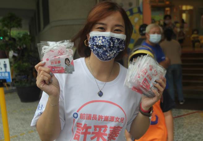 中秋节前夕，国民党高雄市第8选区新兴前金苓雅区市议员参选人许采蓁，8日特地前往幼儿园分送口罩给下课要回家的小朋友。（柯宗纬翻摄）