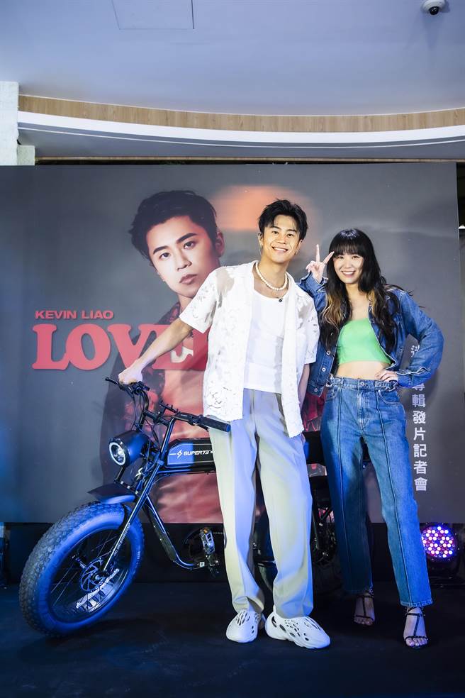 廖柏雅（左）举办发片记者会，邀来孙盛希到场力挺。（华纳音乐提供）